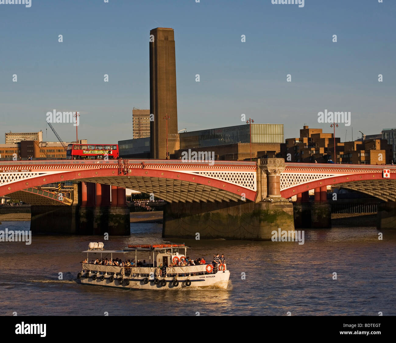 Blackfriars road bridge e la Tate Modern di Londra, Inghilterra, Regno Unito Foto Stock