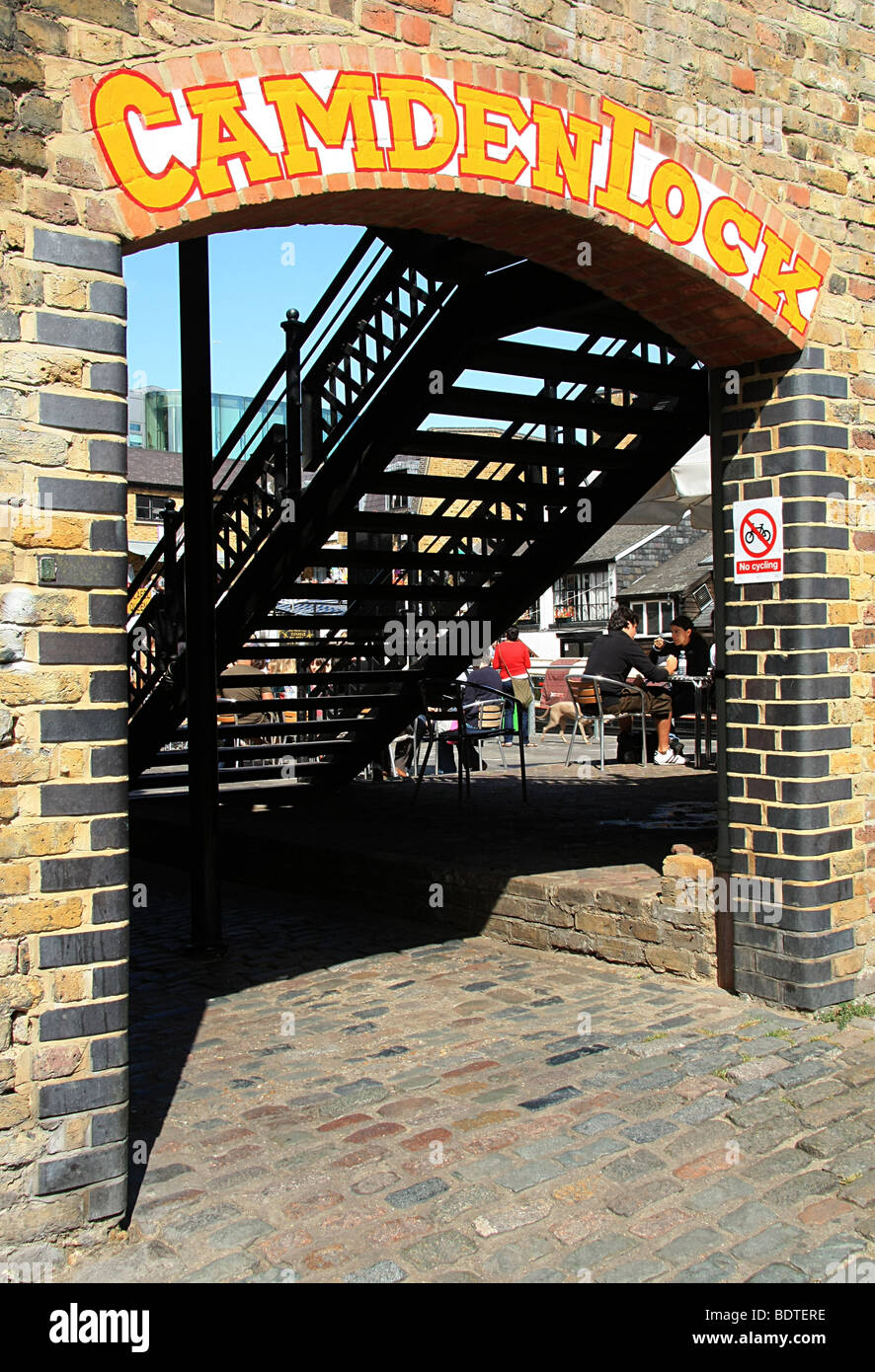 Ingresso ad arco per il mercato di Camden, accanto al canal a Camden Lock Foto Stock