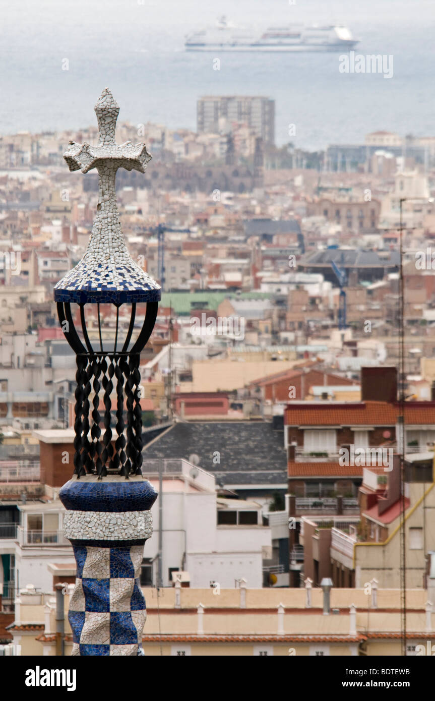 La guglia di una delle case di gate del Parco Guell, progettato da Antoni Gaudì a Barcellona, Spagna. Foto Stock