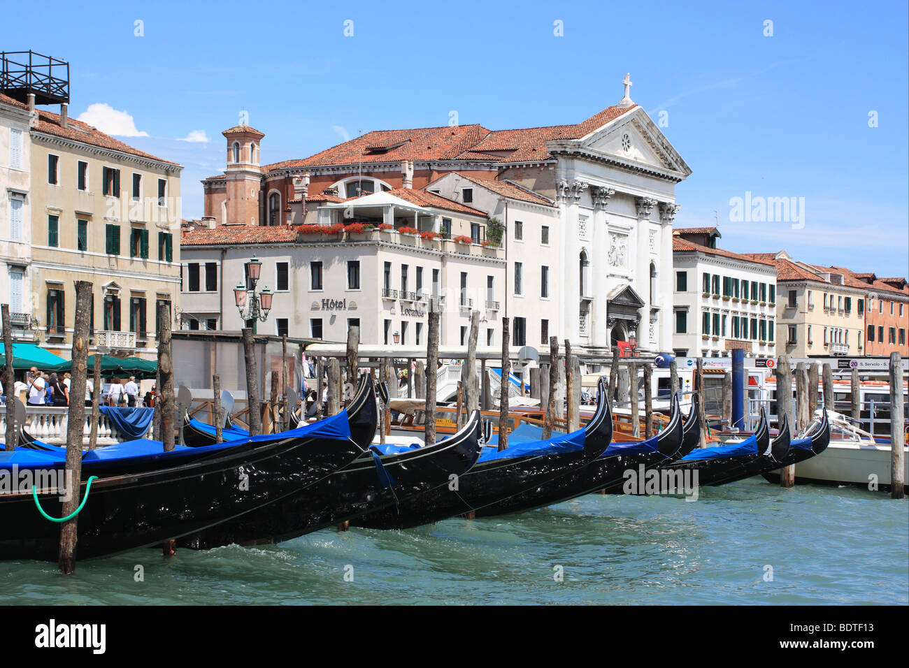 Gondole a Riva degli Schiavoni waterfront, Venezia, Italia Foto Stock