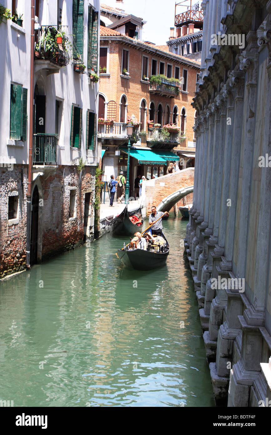 Canal presso la chiesa di Santa Maria dei Miracoli, Sestiere di Cannaregio, Venezia Foto Stock