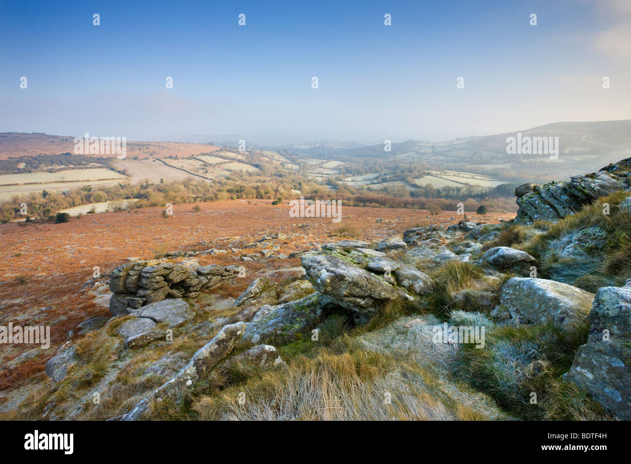 Il pupazzo di neve e nebbiosa brughiera vicino a Hound Tor, Parco Nazionale di Dartmoor, Devon, Inghilterra. Inverno (gennaio) 2009 Foto Stock