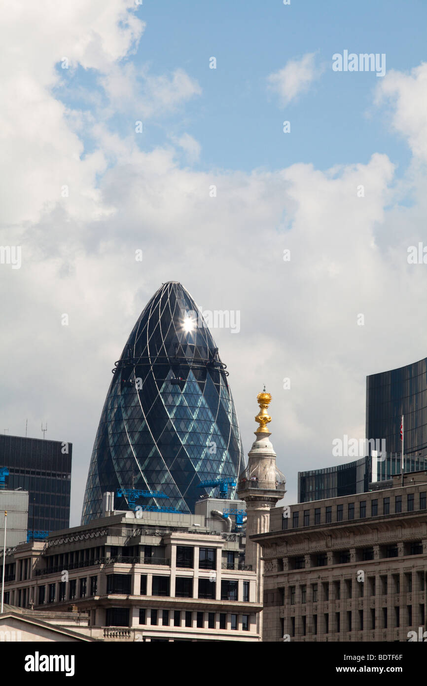 Lo skyline di Londra, compreso il cetriolino e il monumento Foto Stock