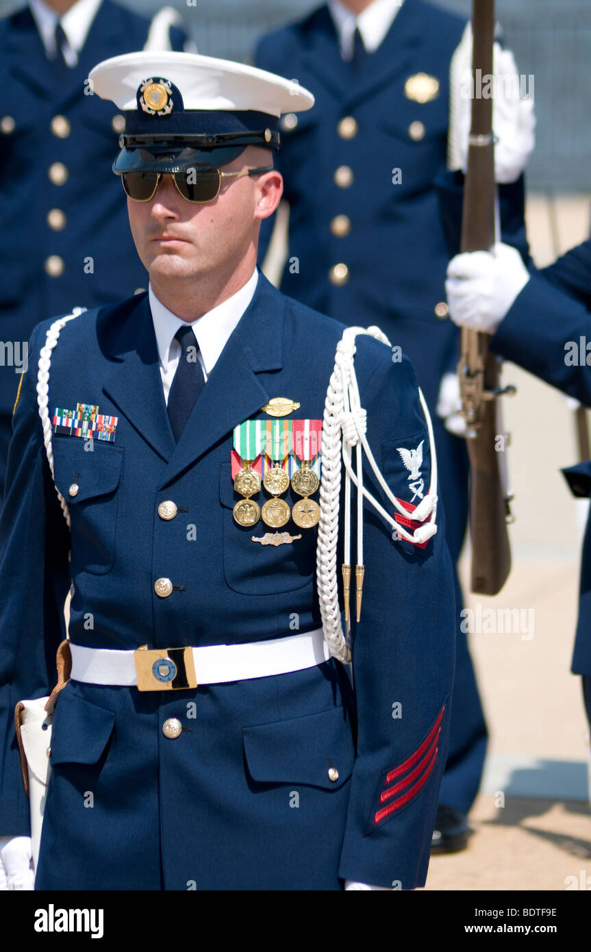 La US Coast Guard Silent Drill Team, parte della Guardia d'onore, effettuando al Jefferson Memorial di Washington DC. Foto Stock