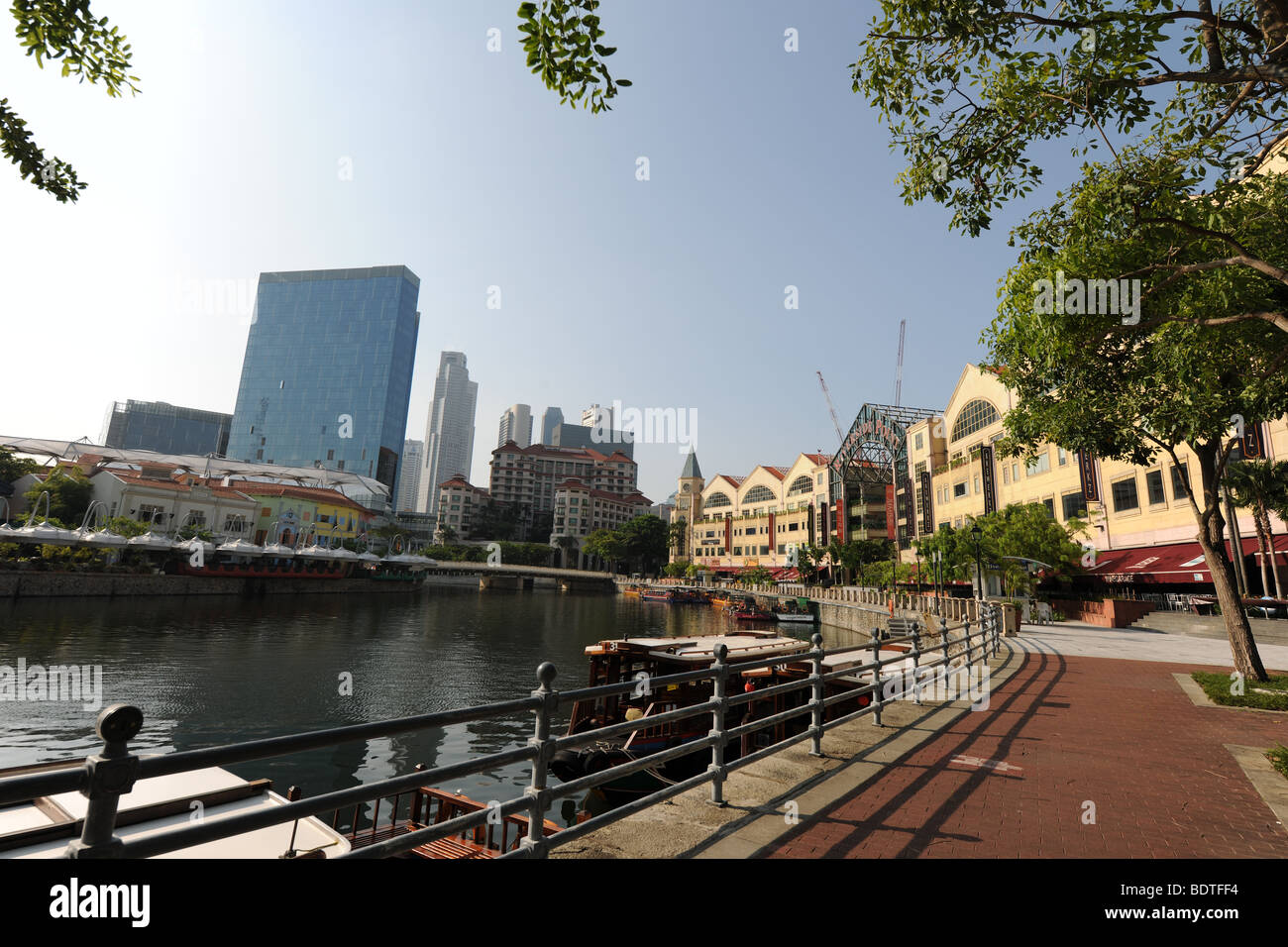 Visualizza in basso del Fiume Singapore da Robertson Quay area verso la città, Singapore Foto Stock