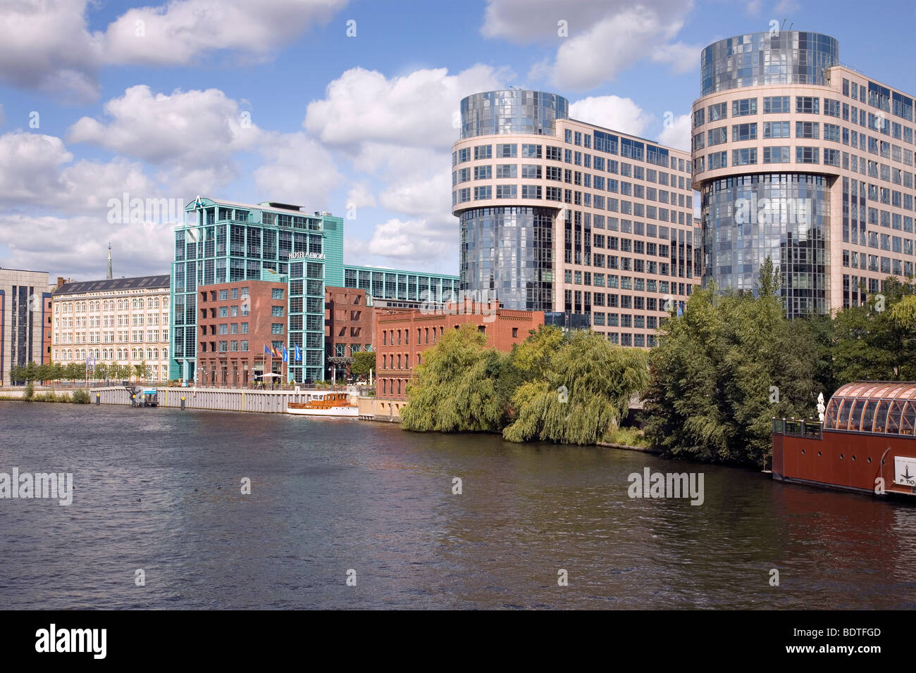 Fiume Spree / Alt Moabit con il Ministero Federale degli Interni e Hotel Abion / vecchio caseificio di bolle, Berlino, Germania Foto Stock