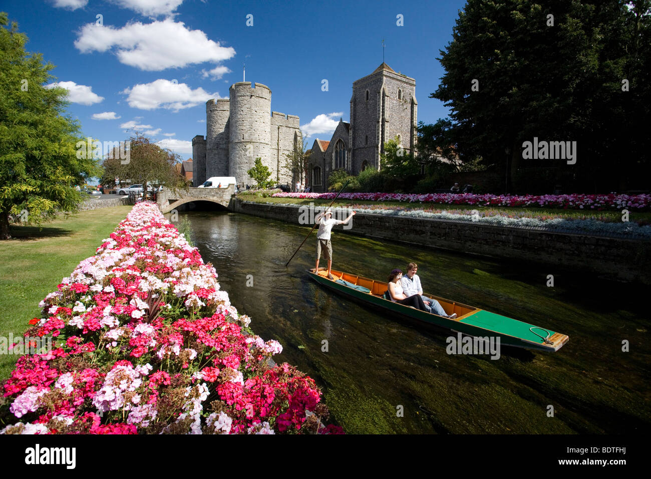 L'uomo Punting turisti lungo il Westgate giardini sul fiume Stour in Canterbury ,Kent, Regno Unito Foto Stock