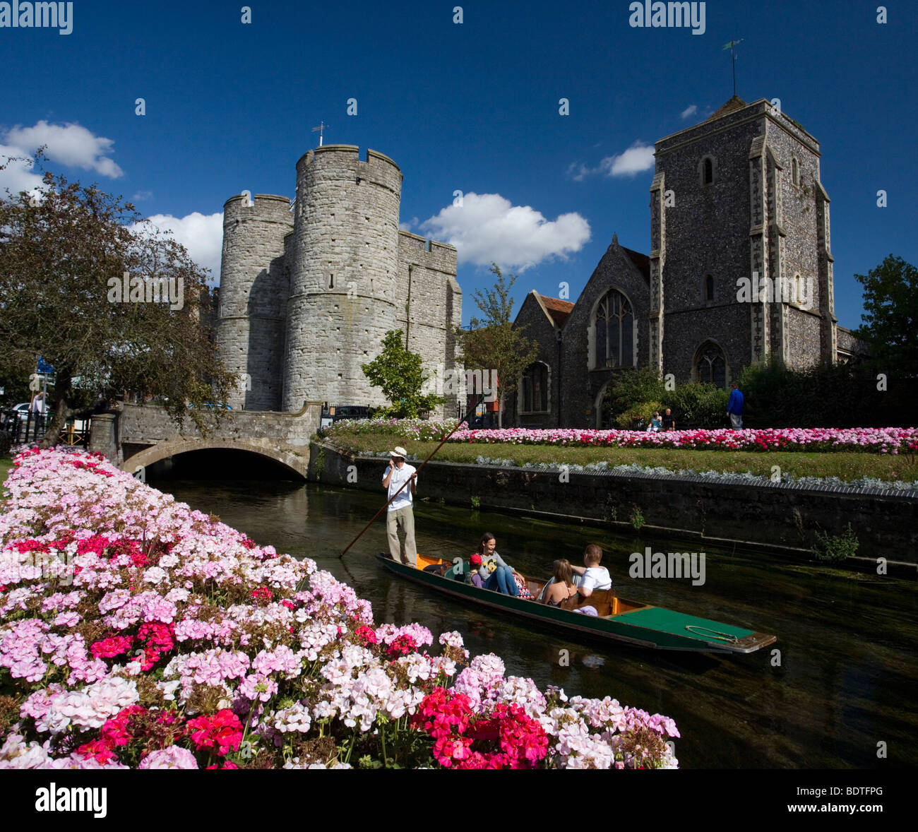 L'uomo Punting turisti lungo il Westgate giardini sul fiume Stour in Canterbury ,Kent, Regno Unito Foto Stock