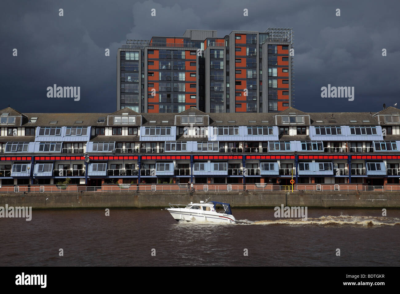 Nubi tempeste che si avvicinano a Lancefield Quay e River Heights edifici di appartamenti accanto al fiume Clyde, Glasgow, Scozia, Regno Unito Foto Stock