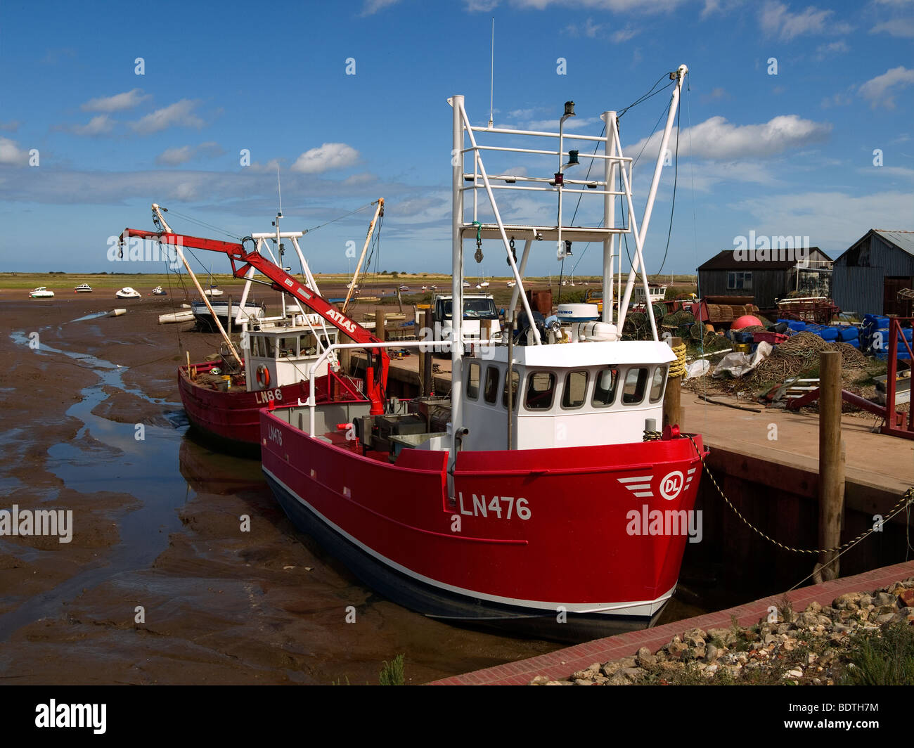 Rosso di barche da pesca a Brancaster Staithe North Norfolk Foto Stock