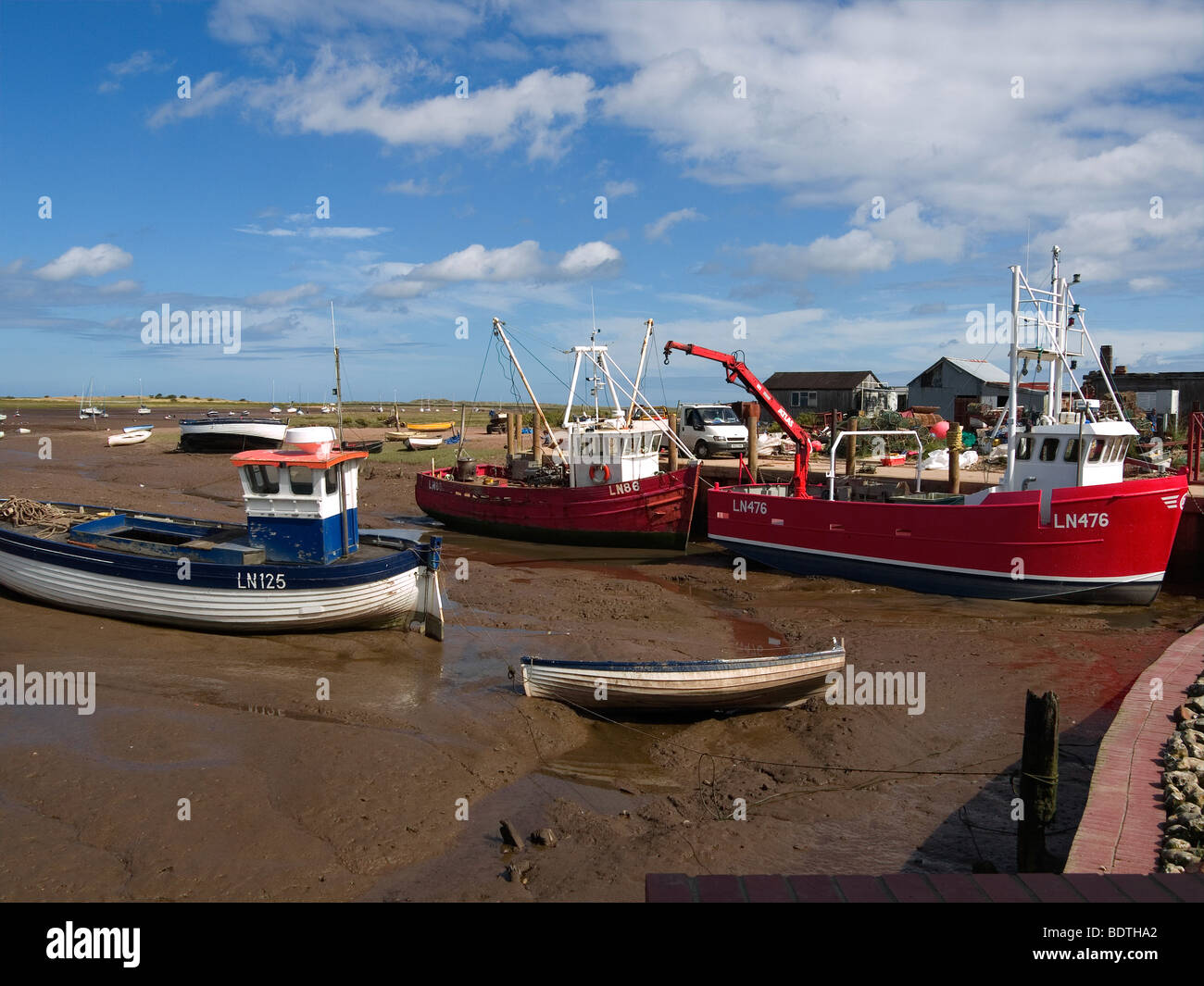 Rosso di barche da pesca a Brancaster Staithe North Norfolk Foto Stock