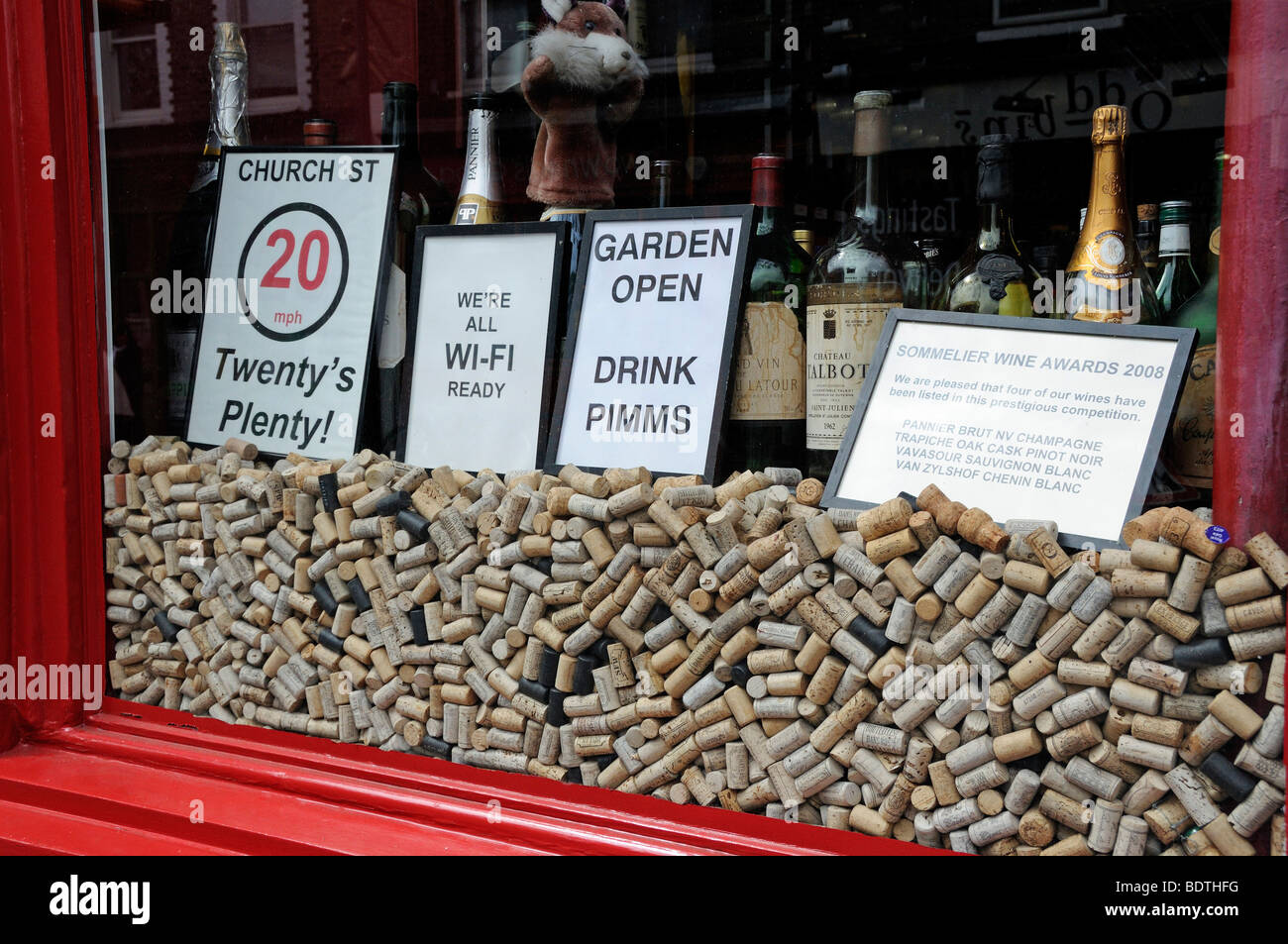 I tappi di sughero in wine bar finestra Stoke Newington Church Street a Londra England Regno Unito Foto Stock