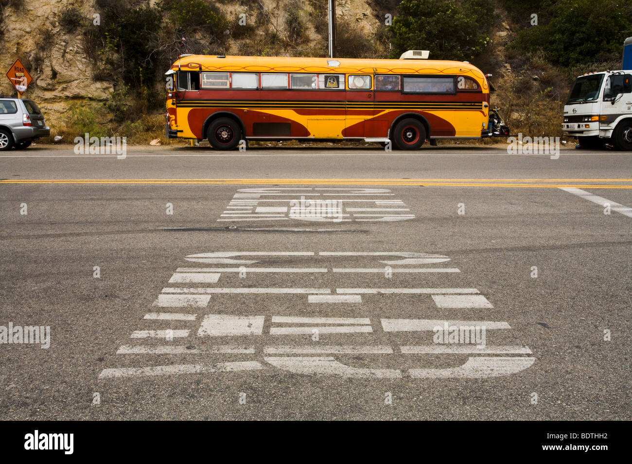 Un autobus parcheggiato su Topanga Canyon Road, apparentemente utilizzato come residenza. In California, Stati Uniti d'America Foto Stock