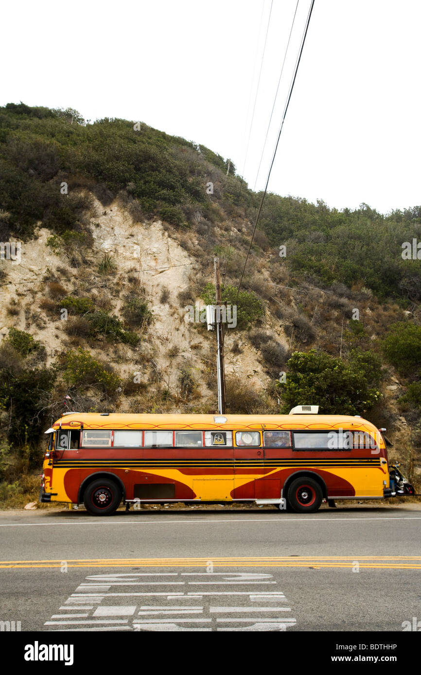 Un autobus parcheggiato su Topanga Canyon Road, apparentemente utilizzato come residenza. In California, Stati Uniti d'America Foto Stock