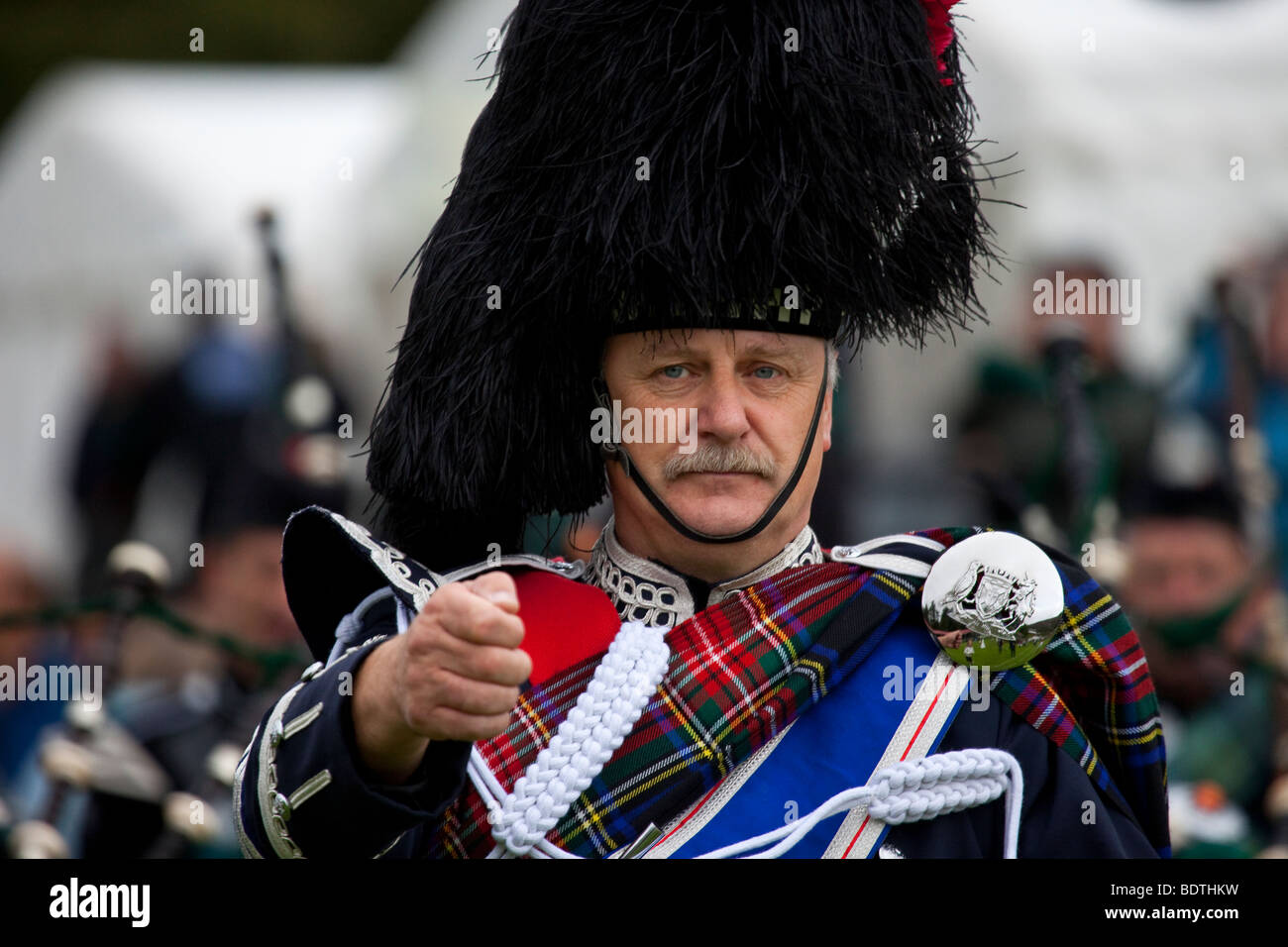 Scottish Pipe Band grande tamburo Braemar Royal Highland Gathering & giochi al Princess Royal & Duca di Fife Memorial Park, Braemar, Aberdeenshire, Regno Unito Foto Stock