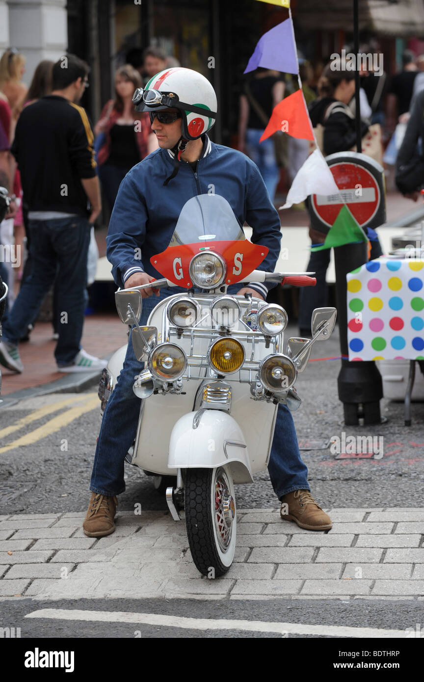 Mods con i loro scooter in centro città di Brighton Regno Unito Foto Stock