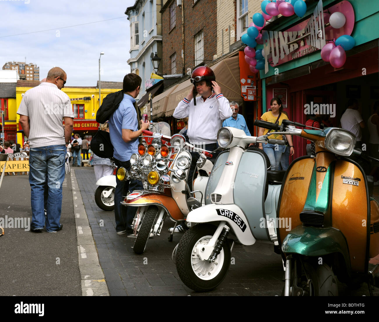 Mods con i loro scooter in centro città di Brighton Regno Unito Foto Stock