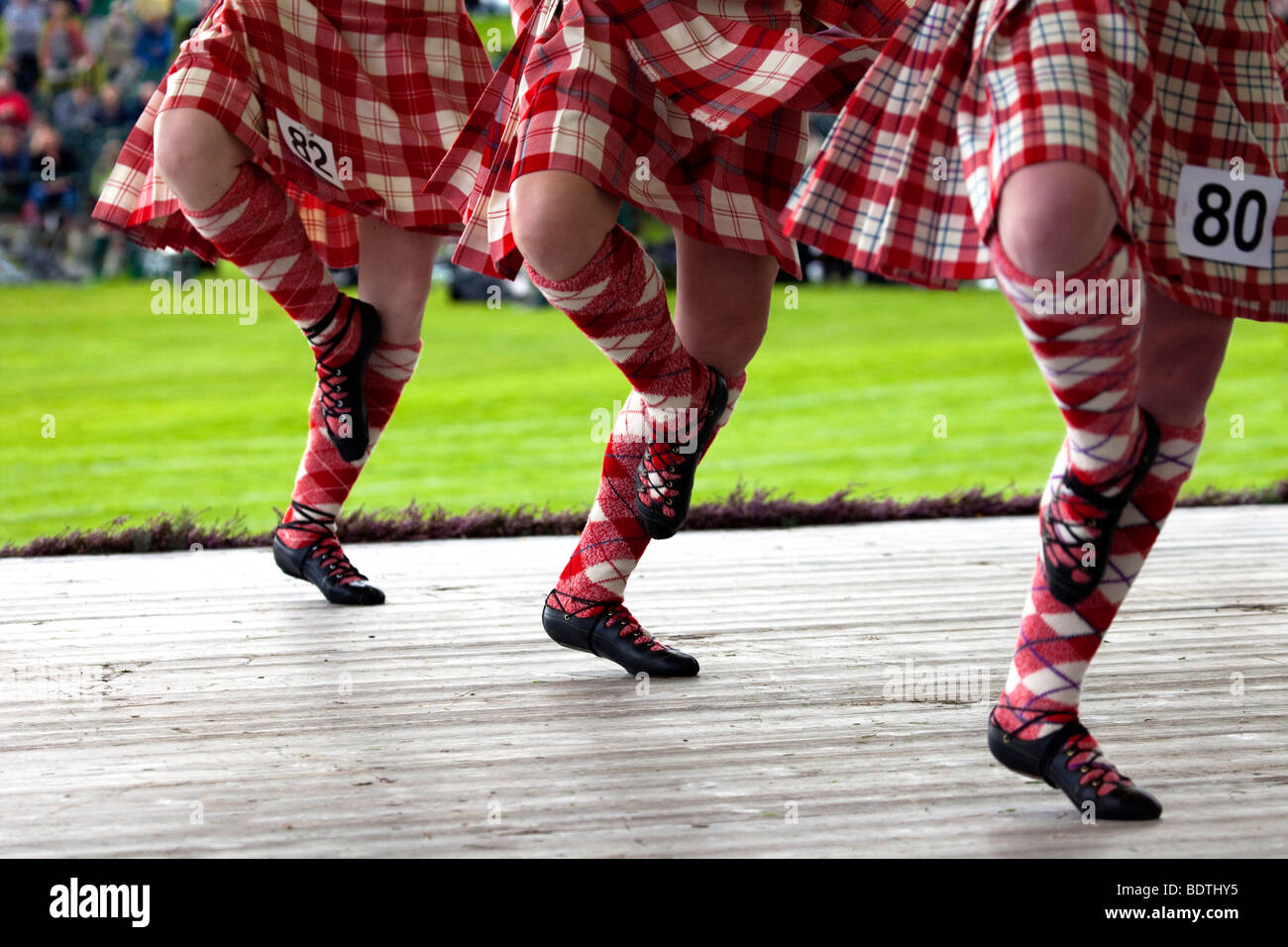 Ballerini a rulli nelle Highland femminili, kilt rosso, balli, nazionali, gonna a plaid, Cultura; Braemar Royal Highland Gathering and Games Memorial Park, Scozia, Foto Stock