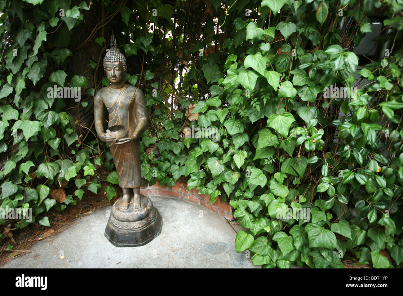 Scultura di Buddha. Locanda del settimo raggio, un ristorante in Topanga, Contea di Los Angeles, California. Stati Uniti d'America Foto Stock