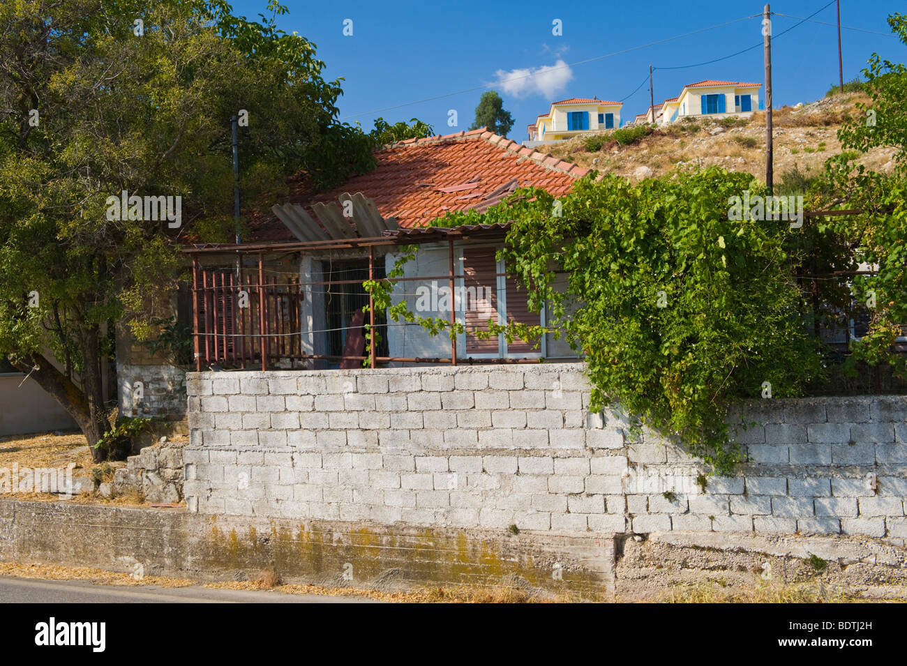 Casa Tradizionale con lo sviluppo di nuove case sulla collina nel villaggio di Pastra sull'isola greca di Cefalonia Grecia GR Foto Stock