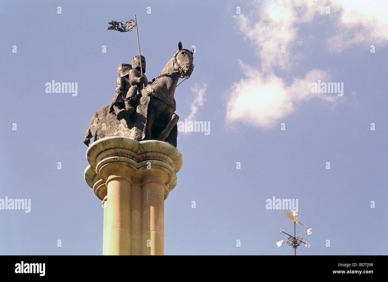 Cavalieri templari, statua, Tempio Centrale, Londra, due cavalieri a cavallo con bandiera strappata Pennant. Foto Stock