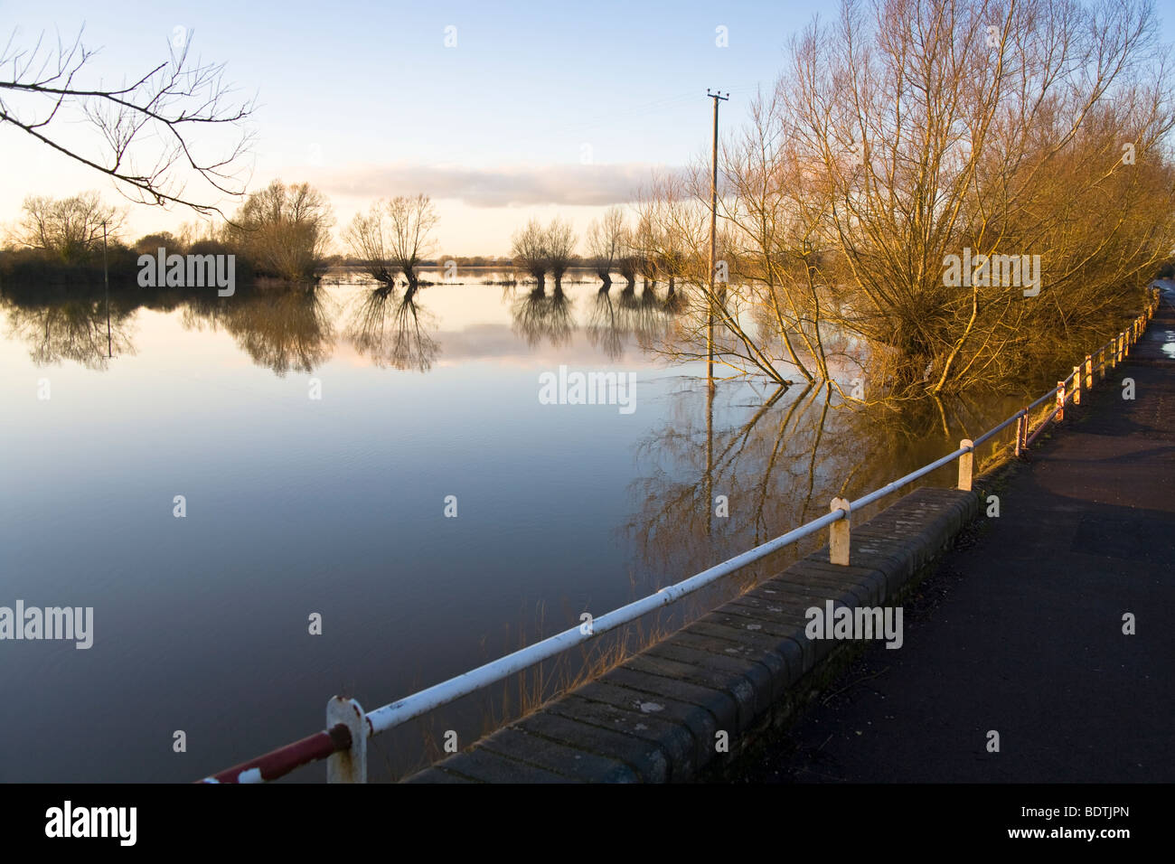 Cricklade Nord Prato Riserva Naturale Nazionale in Piena al tramonto Foto Stock