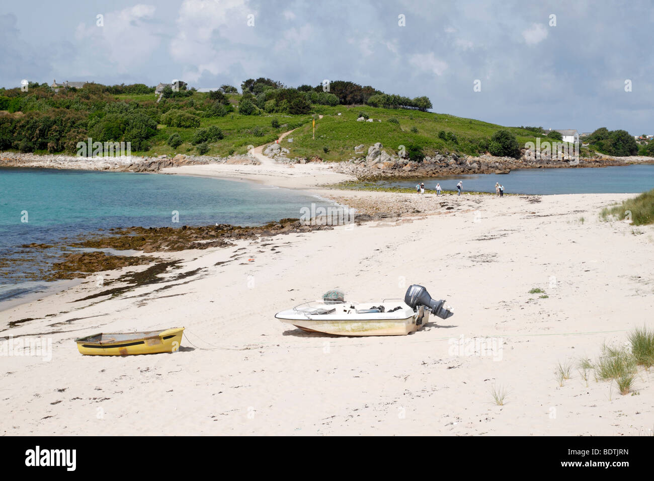 Spiaggia di sabbia sulla Gugh guardando verso la barra e Sant Agnese, isole Scilly, Cornwall Regno Unito. Foto Stock