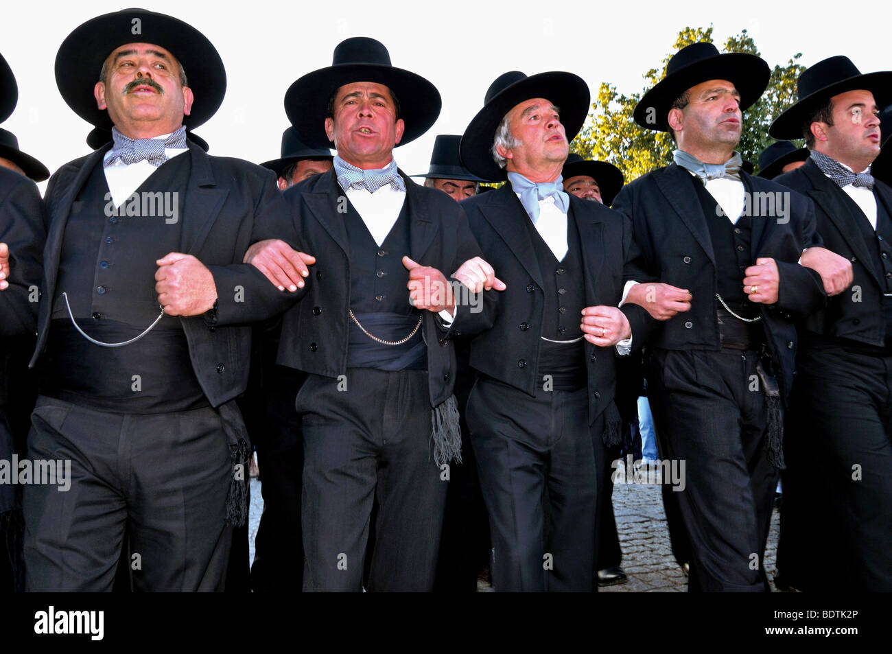 Portogallo Alentejo: gli uomini cantano il tradizionale Cante Alentejo durante la sfilata del Cortejo Etnografico di Serpa Foto Stock
