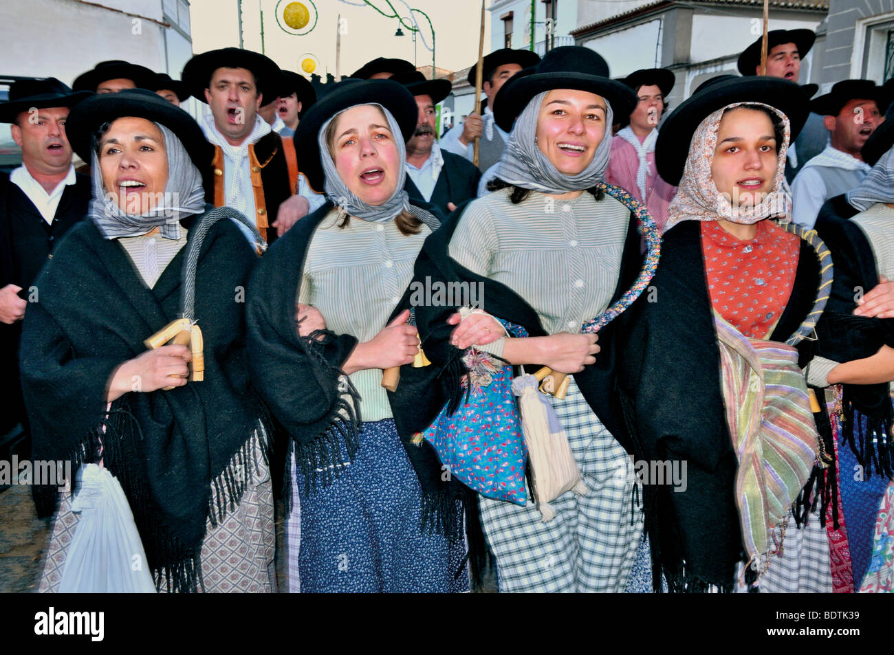 Portogallo Alentejo: i membri di un gruppo etnografico durante la sfilata del Cortejo Etnografico di Serpa Foto Stock
