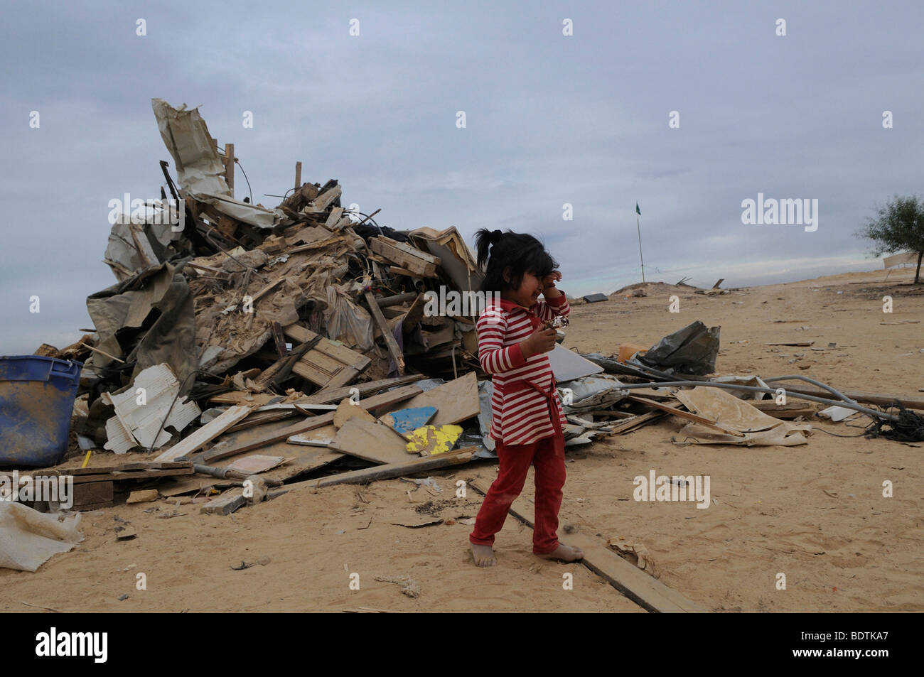 Bedouin ragazza grida in mezzo la rovina della demolita casa rasa al suolo dalle autorità israeliane in Abdallah Al Atrash sconosciuto villaggio beduino nel deserto del Negev Israele Foto Stock