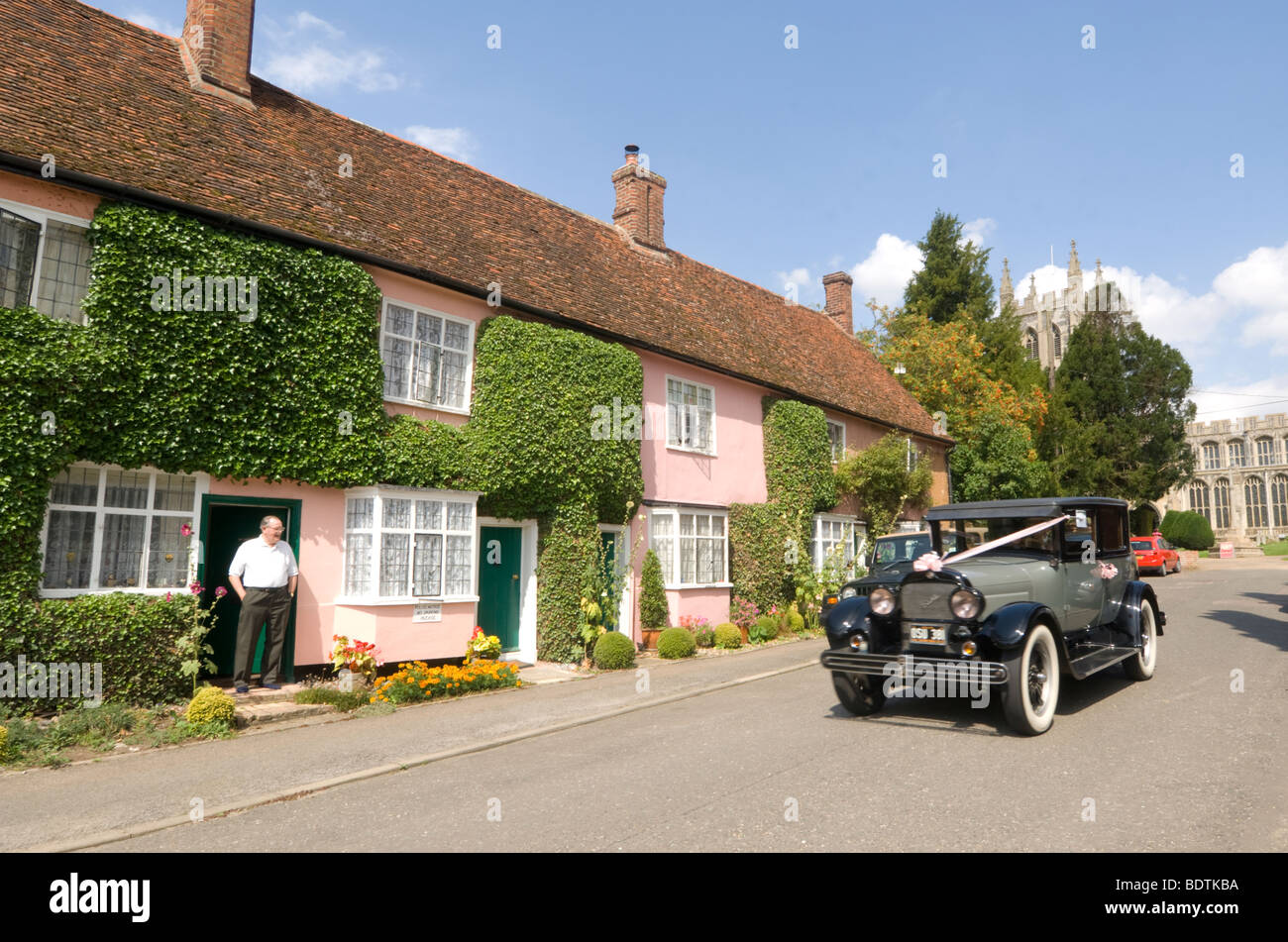 Cottage rosa e auto d'epoca, Long Melford Suffolk REGNO UNITO Foto Stock
