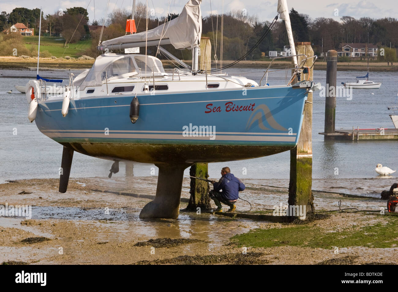 Yacht essiccato contro pali a Port Hamble Southampton Foto Stock