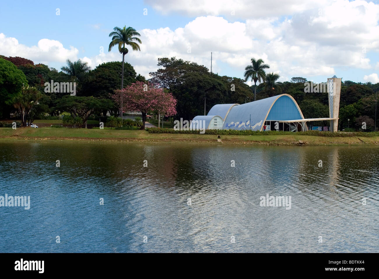 Chiesa di Pampulha presso il Lago Pampulha, un punto di riferimento di Belo Horizonte costruito dall'architetto Oscar Niemeyer, Minas Gerais, Brasile Foto stock - Alamy