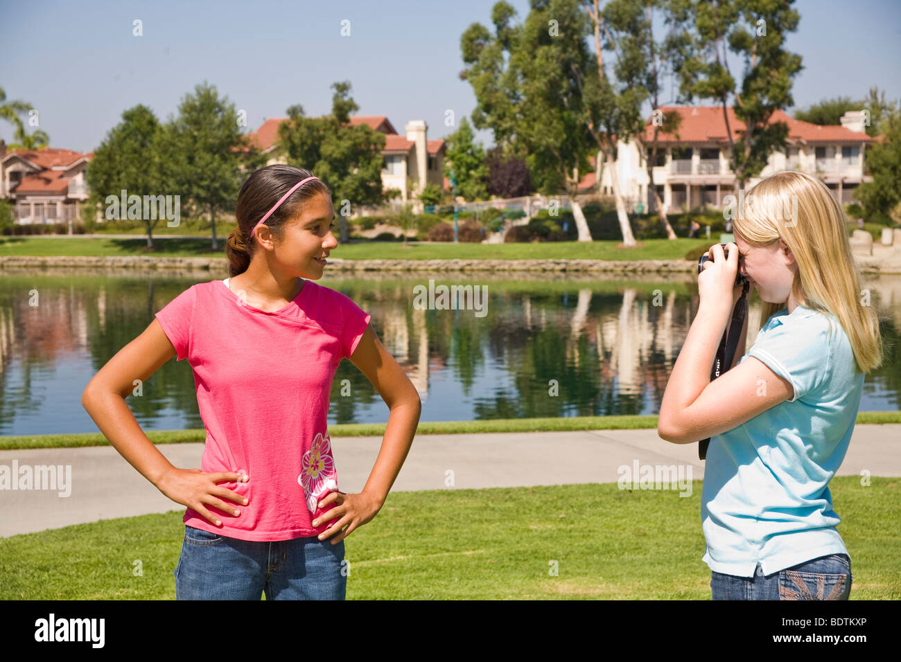 Due ragazze focalizzato 8-9 anni di versare il fluido bambini multi inter diversità razziale razziale multiculturale interracial culturale POV negli Stati Uniti Foto Stock