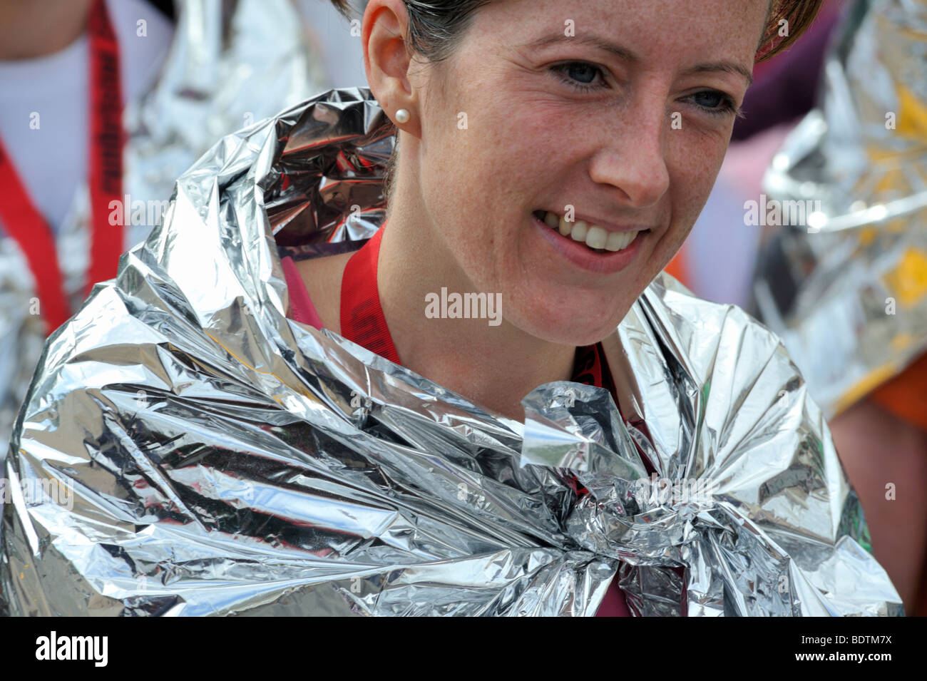 Giovane donna runner in lamina wrap dopo Bristol mezza maratona, REGNO UNITO Foto Stock