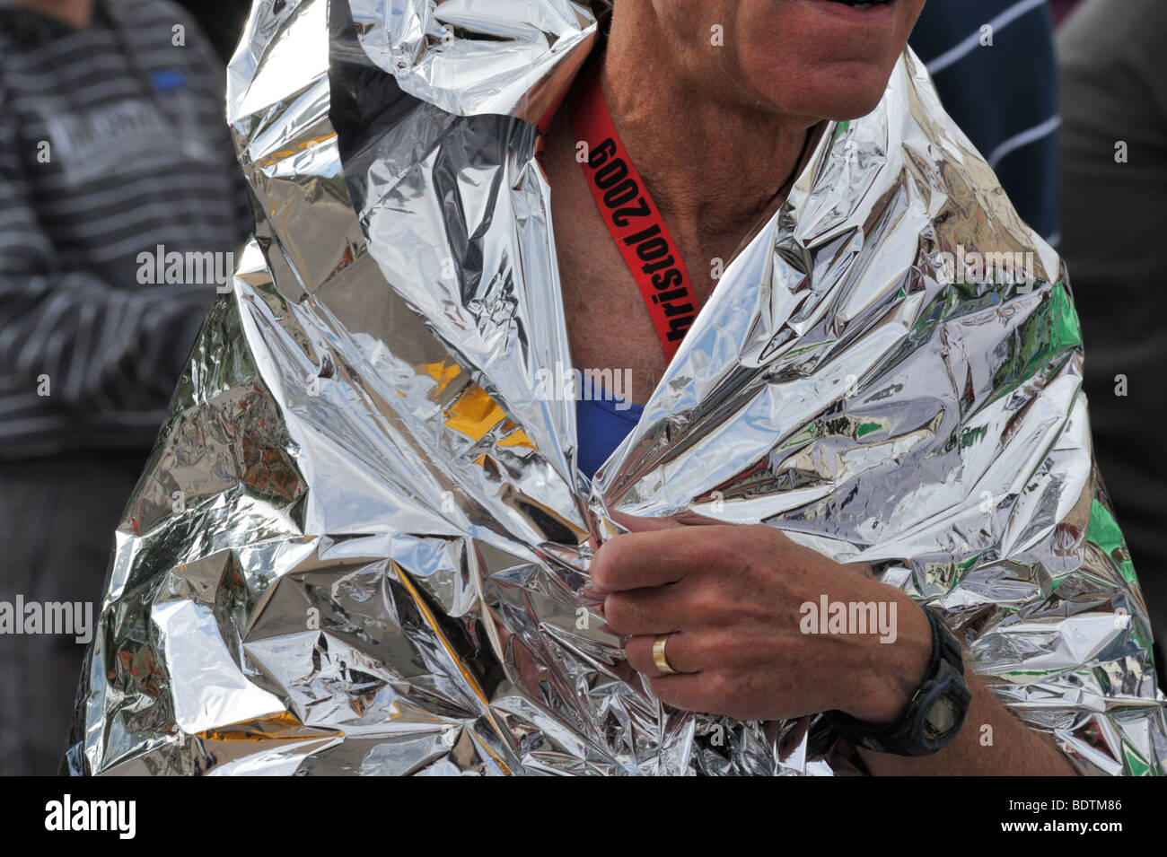 Anziani, maschi runner in lamina avvolgere il recupero dopo Bristol mezza maratona, REGNO UNITO Foto Stock