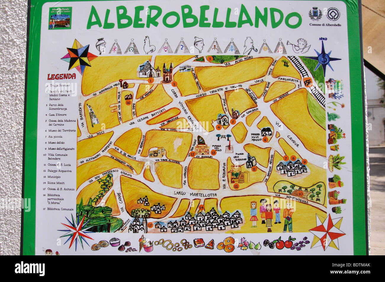 Città di ceramica mappa sulla parete, Alberobello, provincia di Bari, Puglia, Italia Foto Stock
