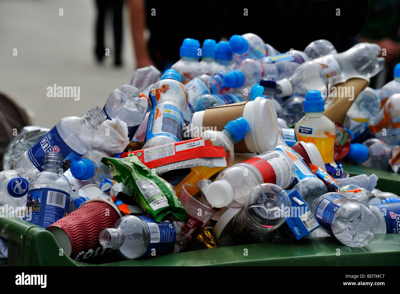 La spazzatura in un vassoio pieno.. Bristol Mezza Maratona Foto Stock