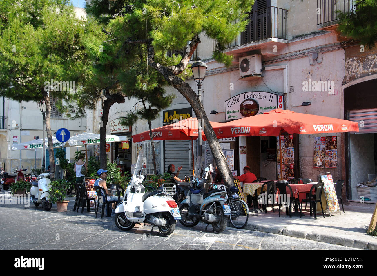 Street cafe, Bari, provincia di Bari, Puglia, Italia Foto Stock