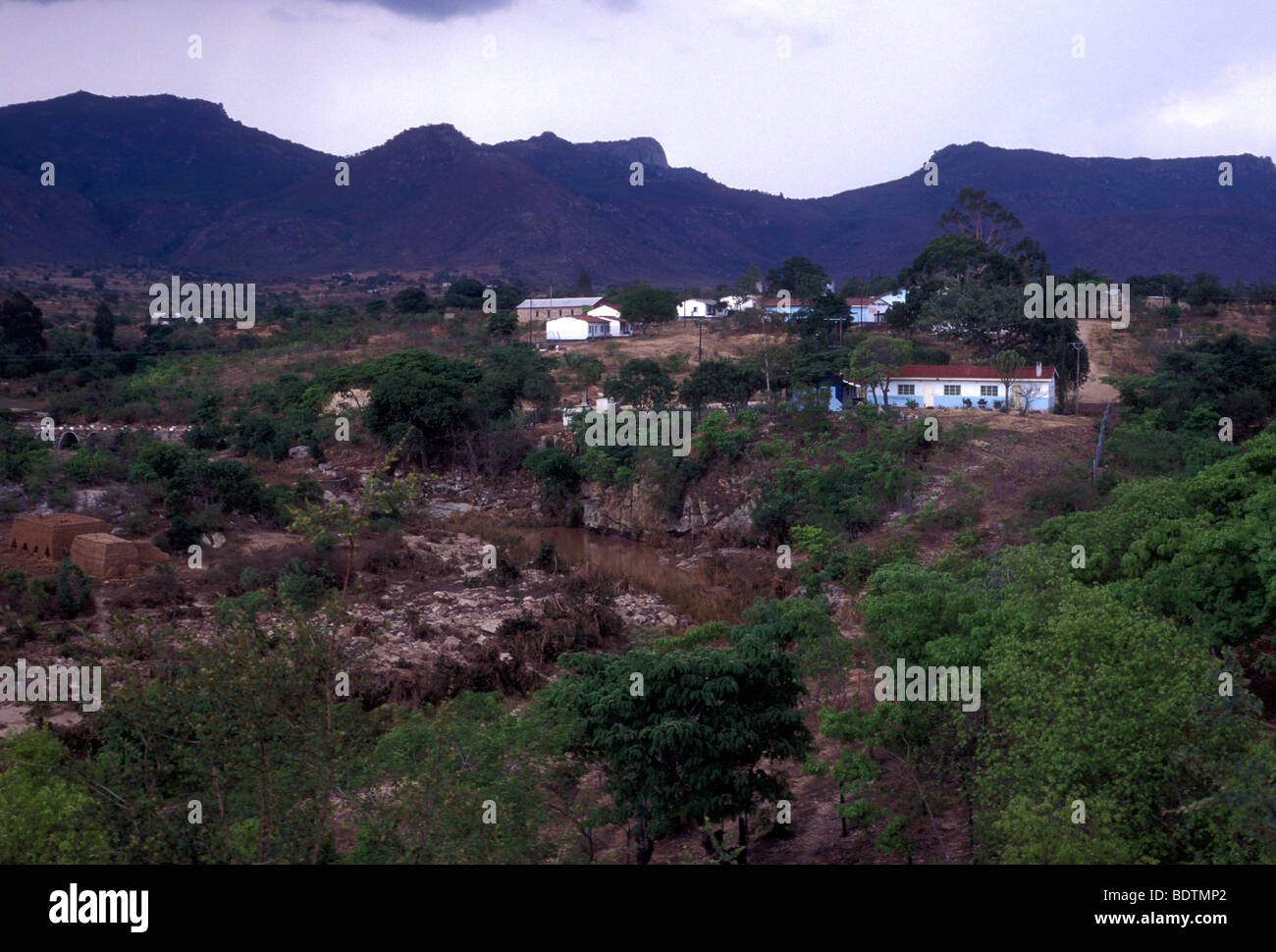 Villaggio sulla periferia della città di mutare in provincia di Manicaland Zimbabwe Africa Foto Stock