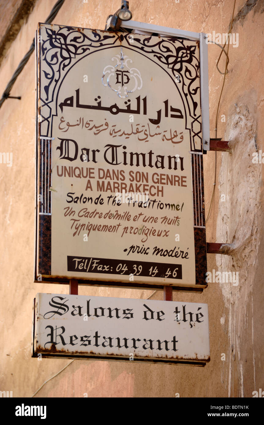 Insegna araba sospesa o pubblicità all'aperto per il Riad Dar Timtam Restaurant & Salon de Thé, Café o Tea Shop Sign Marrakech Marocco Foto Stock