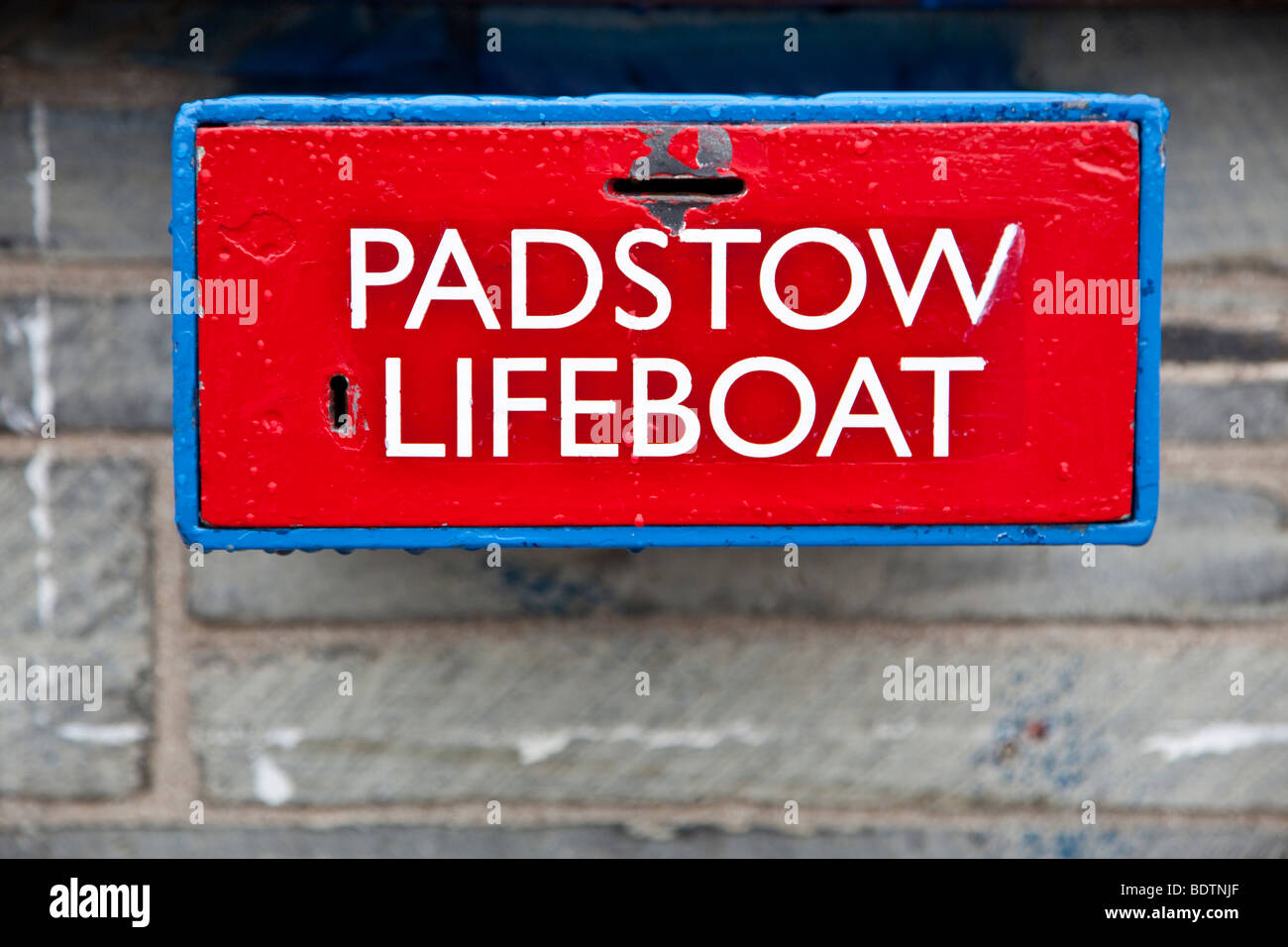 Padstow scialuppa di salvataggio charity box Padstow Cornwall Inghilterra Regno Unito Regno Unito Europa Foto Stock