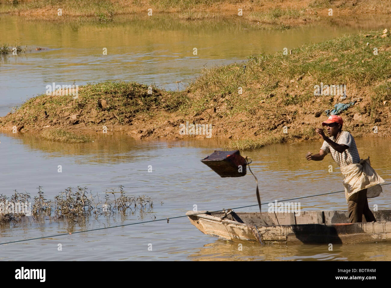 Flussarbeiter bei Antananarivo, Madagascar, Afrika, fiume, lavoratore, fiume lavoratori, Madagascar, Africa Foto Stock