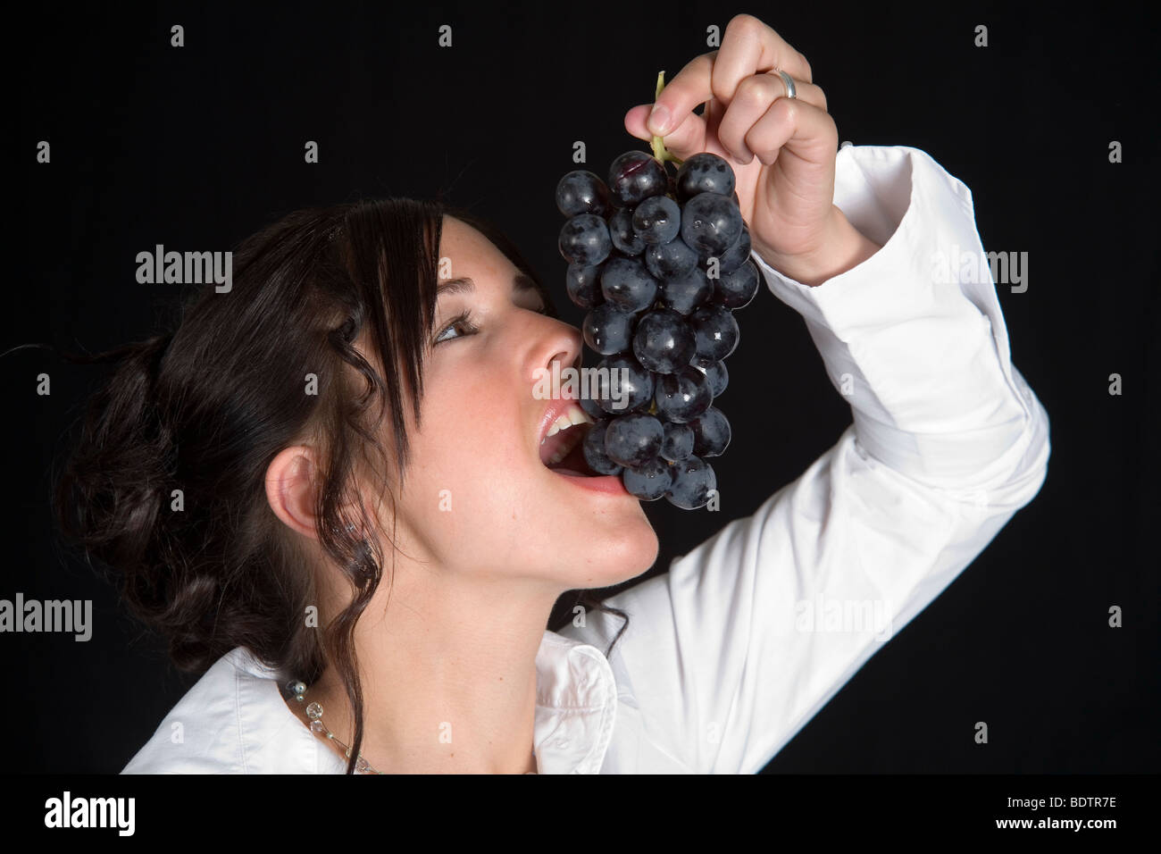 Frau isst Trauben, womam mangia uva Foto Stock