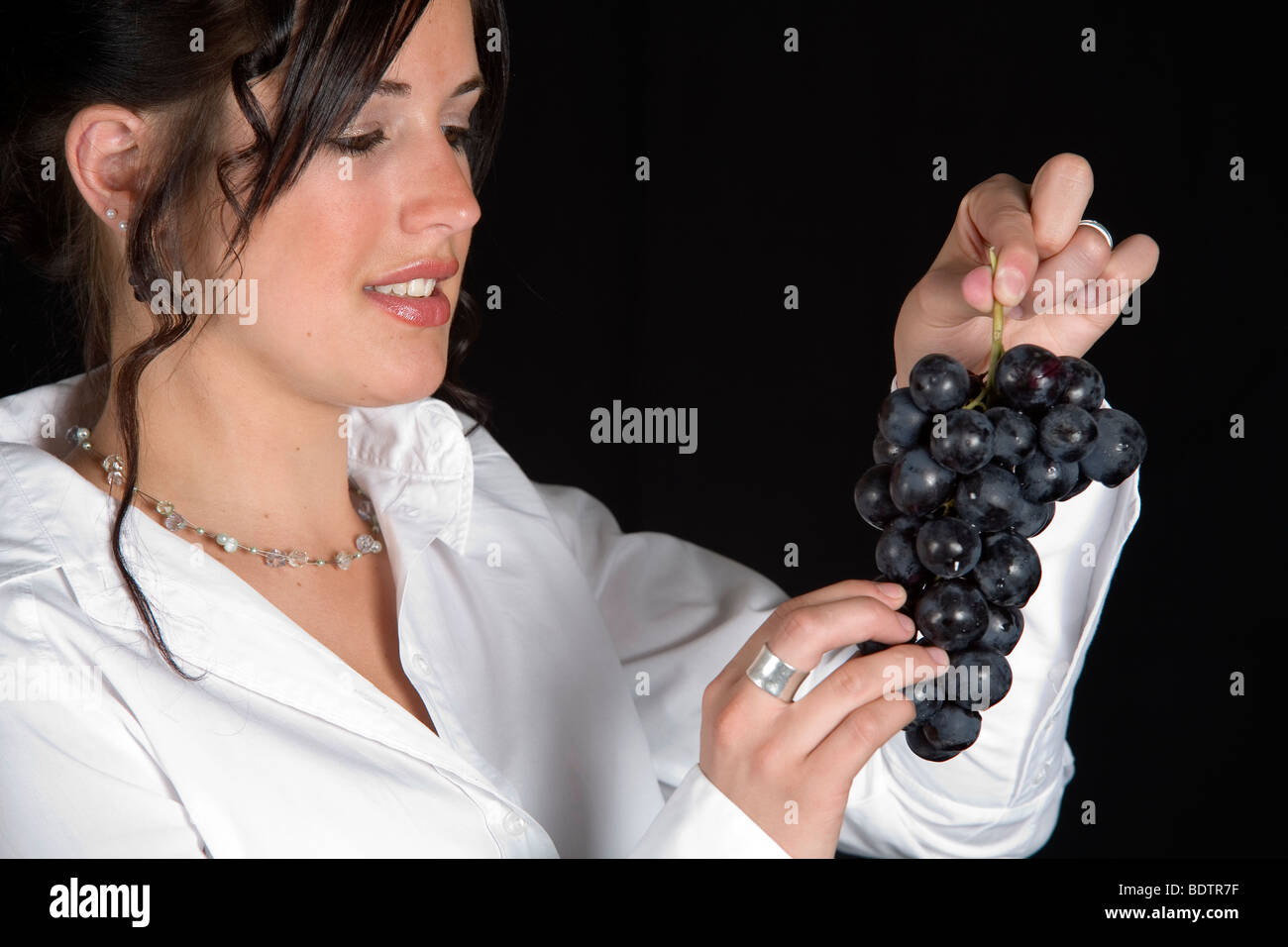 Frau isst trauben, womam mangia uva Foto Stock