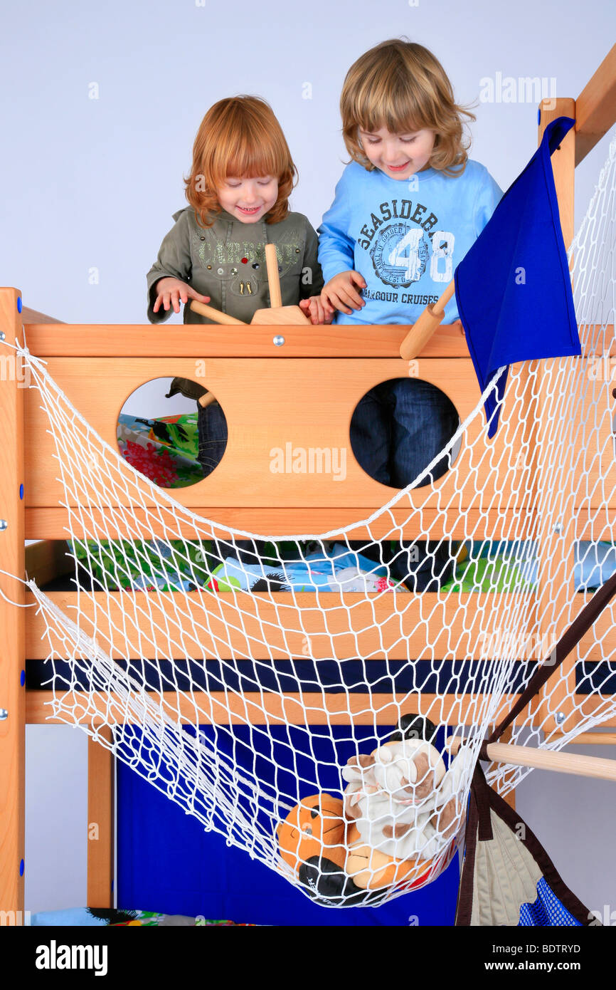 Bambini che giocano in un loft Billi-Bolli bett Foto Stock