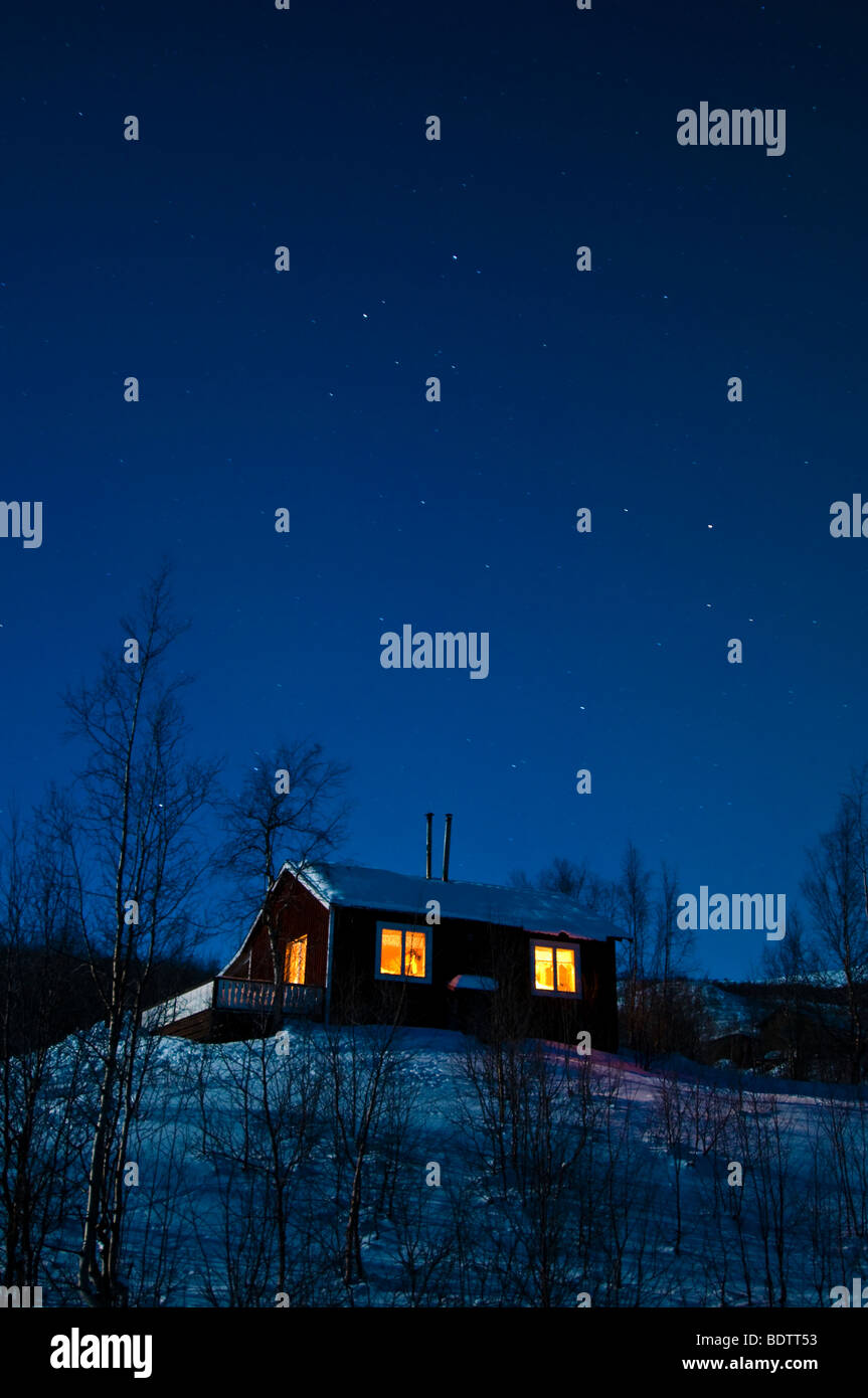 Huette im mondlicht, lappland, norrbotten, SCHWEDEN, cabina al chiaro di luna di notte, Lapponia, Svezia Foto Stock