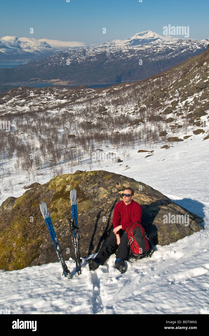 Skitourengeher bei einer rast, ofotfjorden, narvik, Nordland, norwegen, rompere con lo sci alpinismo, Norvegia Foto Stock