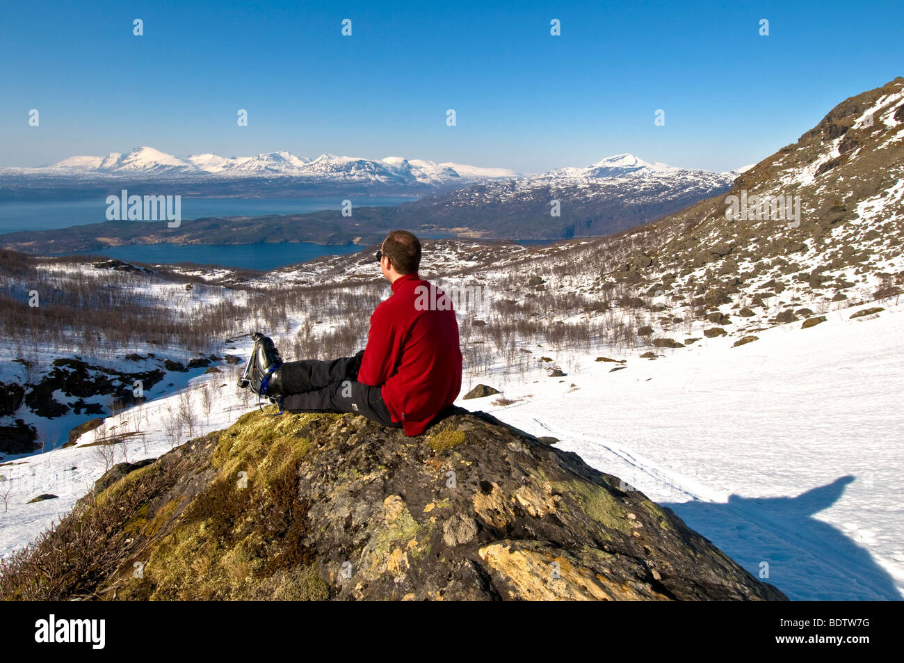 Skitourengeher bei einer rast, ofotfjorden, narvik, Nordland, norwegen, rompere con lo sci alpinismo, Norvegia Foto Stock