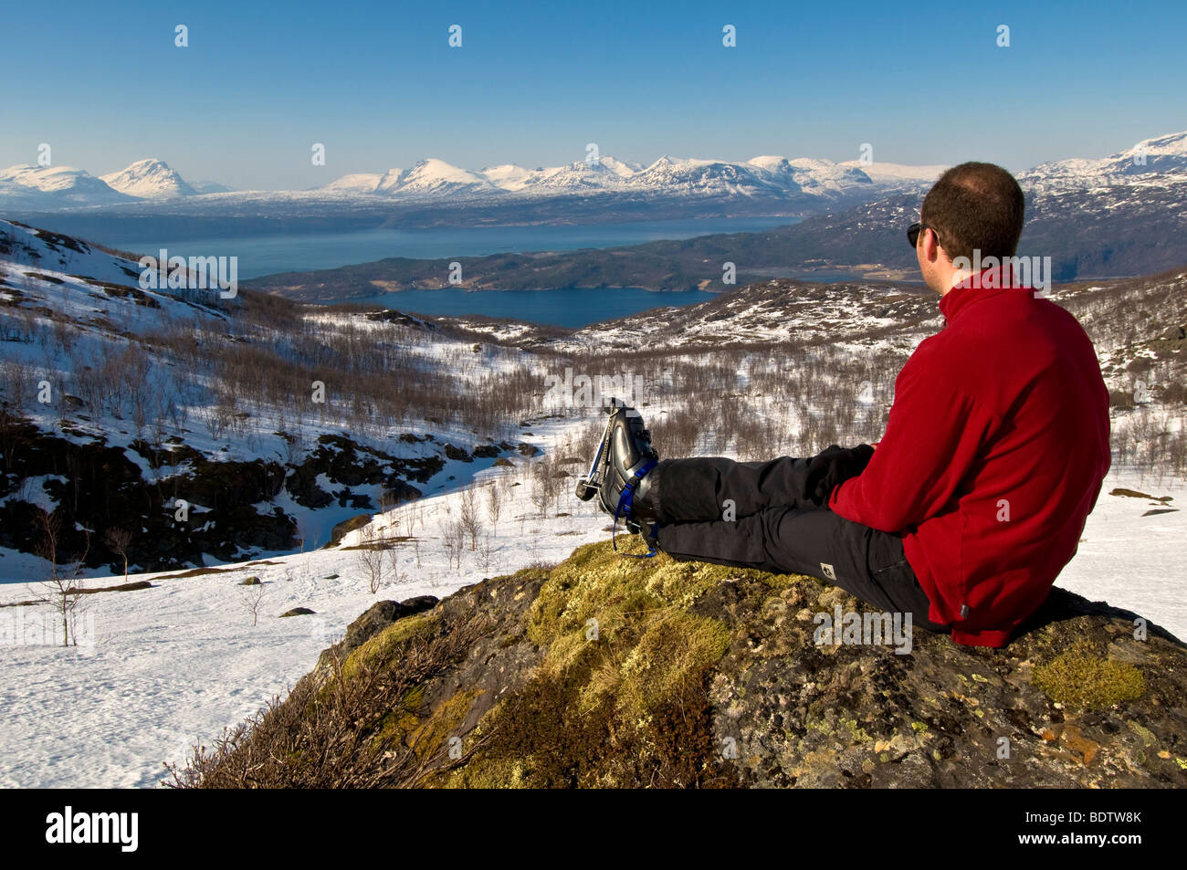Skitourengeher bei einer rast, ofotfjorden, narvik, Nordland, norwegen, rompere con lo sci alpinismo, Norvegia Foto Stock